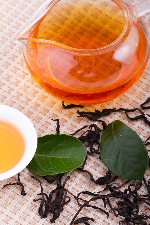 兩杯烏龍茶，一片東方韻——從茶葉到光影的悠然之美